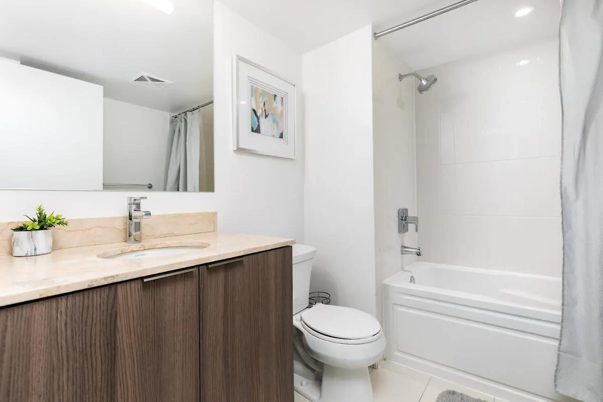 Central Downtown 1 And Den W 3 Beds Sleeps 4 By Uoft 0*, Toronto Canada